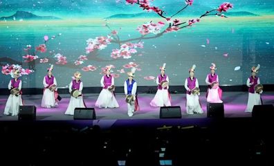 多國藝術團隊共譜青春樂章，舞臺藝術造型點亮新都之夜——記“成都國際友城青年音樂會”